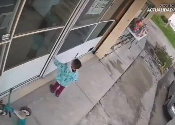 Momento del secuestro de dos niños en una lavandería frente a la Universidad de Ixtlahuaca, Estado de México