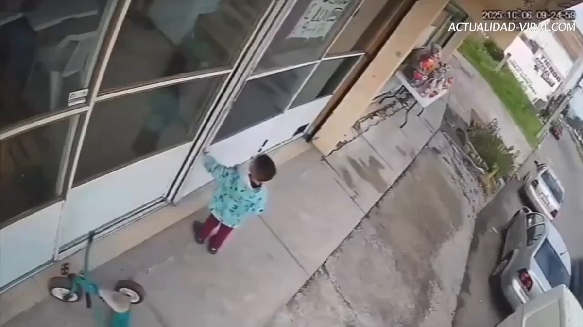Momento del secuestro de dos niños en una lavandería frente a la Universidad de Ixtlahuaca, Estado de México