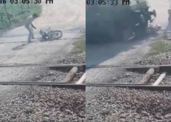 Motociclista intenta ganarle el paso al tren y muere arrollado: el video que conmociona a la India