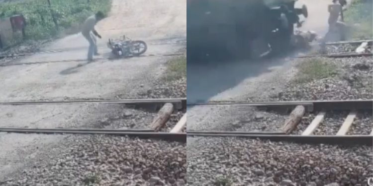 Motociclista intenta ganarle el paso al tren y muere arrollado: el video que conmociona a la India