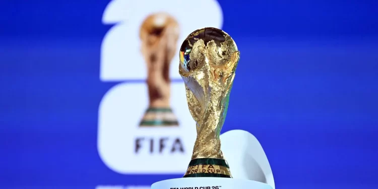 Trofeo del Mundial de la FIFA 2026 expuesto durante la presentación oficial del torneo.