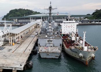 Buques de guerra de Estados Unidos atracados en el Caribe como parte de los operativos antidrogas