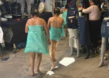 Rapan y desnudan a tres mujeres en tianguis de Puebla