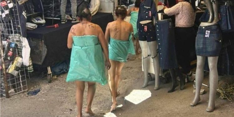 Rapan y desnudan a tres mujeres en tianguis de Puebla