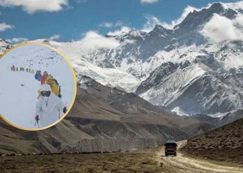 Tormenta en el Everest deja atrapadas a mil personas