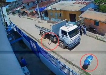 Tragedia en Brasil: mujer pierde la vida tras ser atropellada por un camión de volteo; el video es impactante