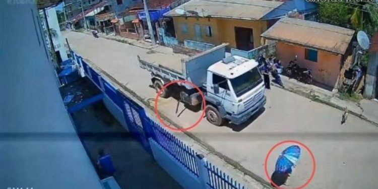 Tragedia en Brasil: mujer pierde la vida tras ser atropellada por un camión de volteo; el video es impactante
