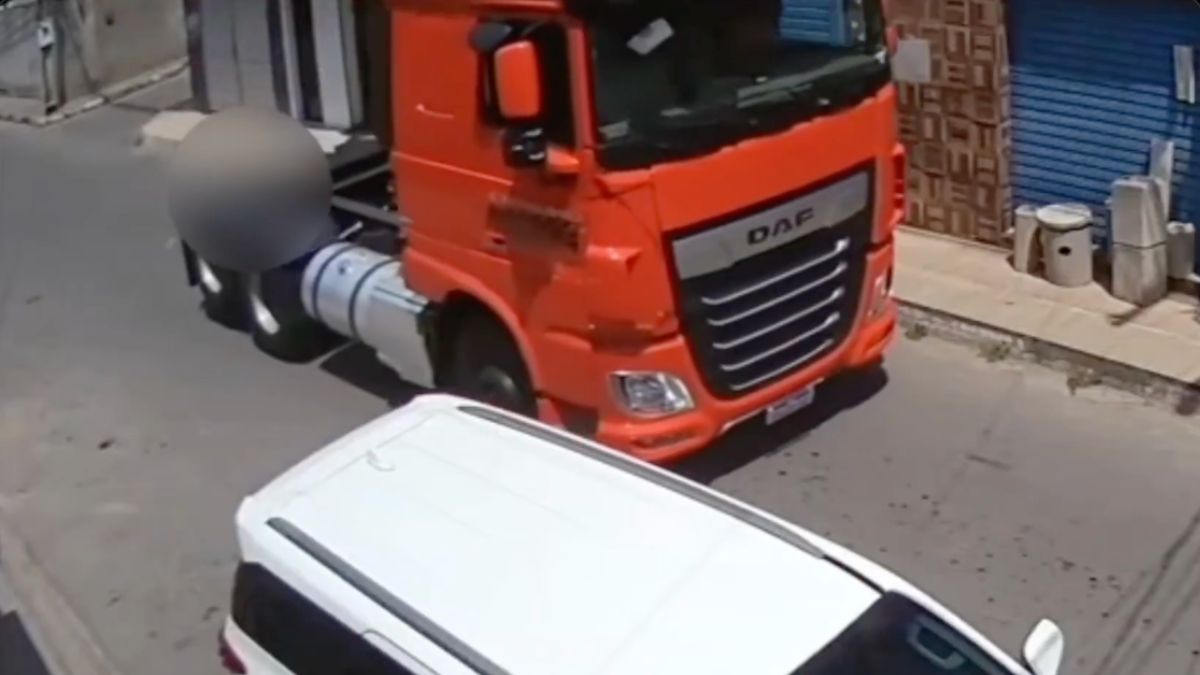 Tragedia en Brasil: tráiler atropella a mujer ciclista que llevaba a su hijo a la escuela — el menor sobrevivió de milagro