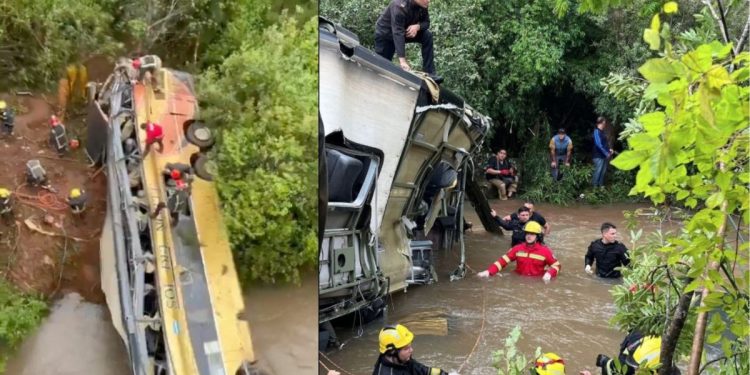 Tragedia en Misiones: autobús de dos pisos cae al vacío desde un puente y deja varios muertos