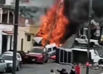 Tragedia en Querétaro: tráiler sin frenos causa choque e incendio en San Juan del Río