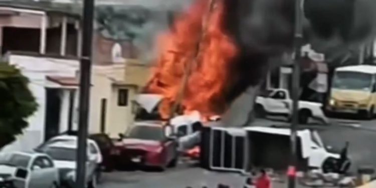 Tragedia en Querétaro: tráiler sin frenos causa choque e incendio en San Juan del Río