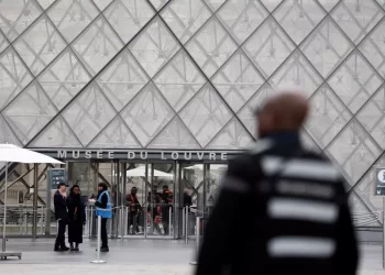 Caos en París: El Louvre vuelve a abrir tras robo millonario