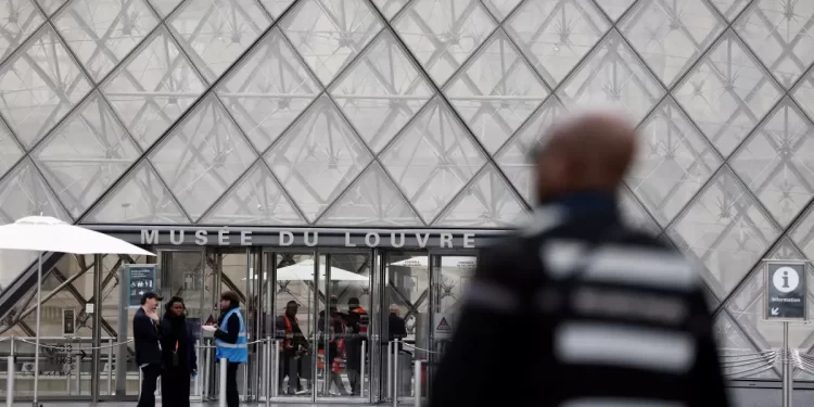 Caos en París: El Louvre vuelve a abrir tras robo millonario