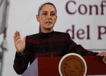 Sheinbaum evita debatir sobre vuelo privado de Noroña: “Que nos evalúe la gente”