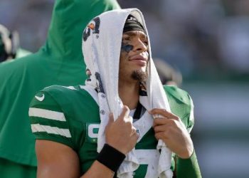 Justin Fields en la banca con semblante frustrado durante el partido entre los Jets y los Panthers.