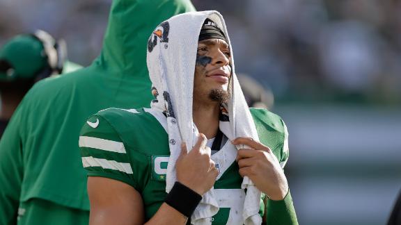 Justin Fields en la banca con semblante frustrado durante el partido entre los Jets y los Panthers.