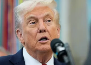 Trump impone aranceles del 100 % sobre China