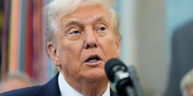 Trump impone aranceles del 100 % sobre China