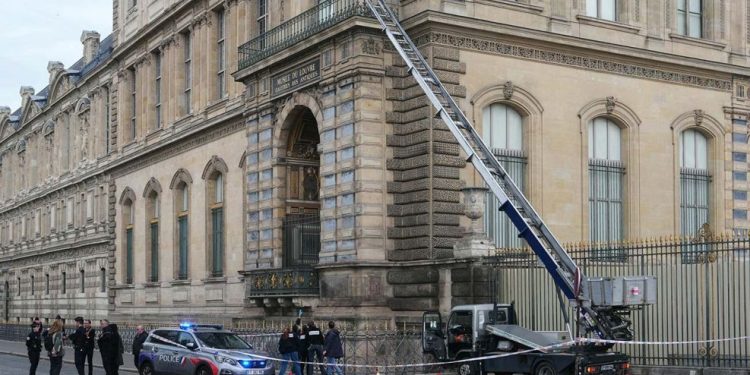 Dos hombres arrestados tras robo millonario en el Museo del Louvre