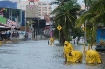 Calles inundadas en Cancún tras lluvias muy fuertes en la Península de Yucatán.