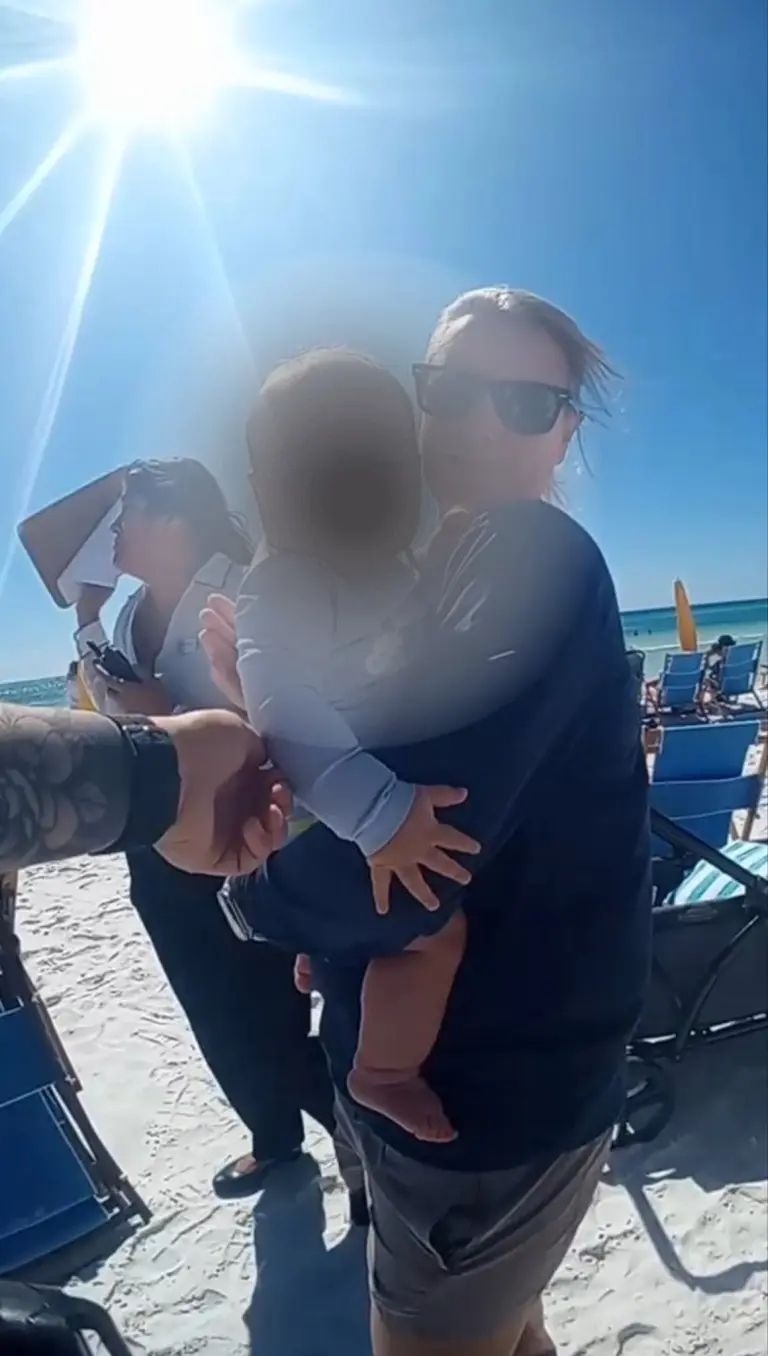 Arrestan a pareja tras dejar a su bebé de 6 meses solo en la playa: "perdieron la noción del tiempo"