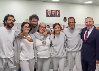 Seis mexicanos dejan Israel tras ser arrestados en flotilla humanitaria; regresarán a México