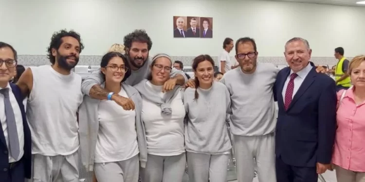 Seis mexicanos dejan Israel tras ser arrestados en flotilla humanitaria; regresarán a México