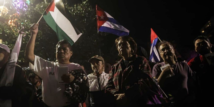 Cubanos protestan en embajada de EE.UU.: protestas contra bloqueo a Cuba ONU sacuden la presión de EE.UU. en votación ONU