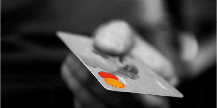 Prohibir cobros sin consentimiento expreso: la nueva ley que transforma la relación cliente-banco