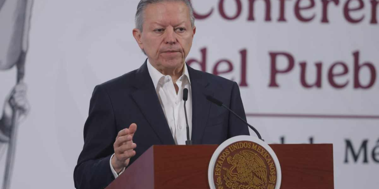 Zaldívar niega retroactividad en reforma de amparo ante críticas