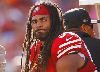 Fred Warner, capitán de los 49ers, con gesto de frustración en la banca tras sufrir una lesión durante la temporada 2025.
