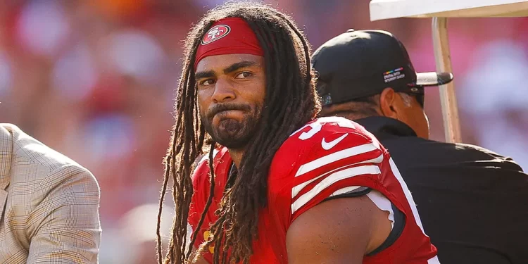 Fred Warner, capitán de los 49ers, con gesto de frustración en la banca tras sufrir una lesión durante la temporada 2025.
