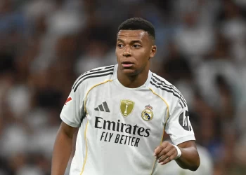 Mbappé con la camiseta del Real Madrid durante un partido de LaLiga, clave en la victoria que los mantiene líderes antes del Clásico.