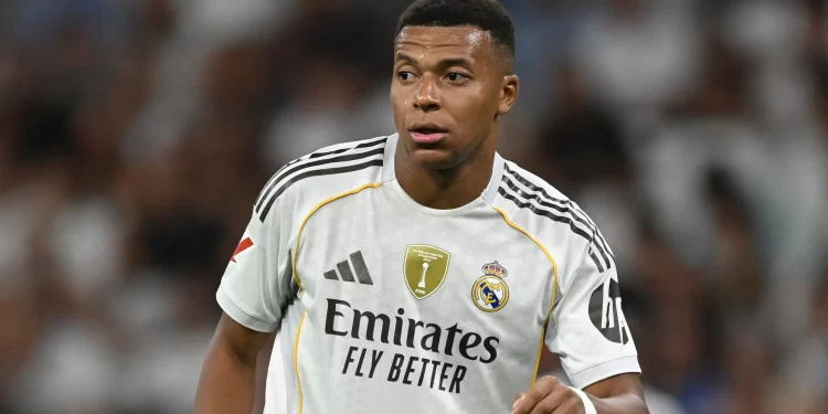 Mbappé con la camiseta del Real Madrid durante un partido de LaLiga, clave en la victoria que los mantiene líderes antes del Clásico.