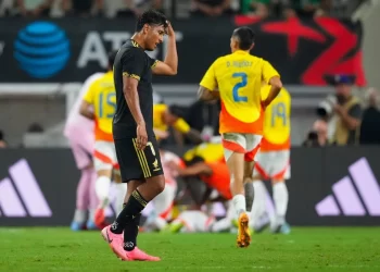 Jugador de México cabizbajo tras la goleada sufrida ante Colombia en el estadio de Dallas.