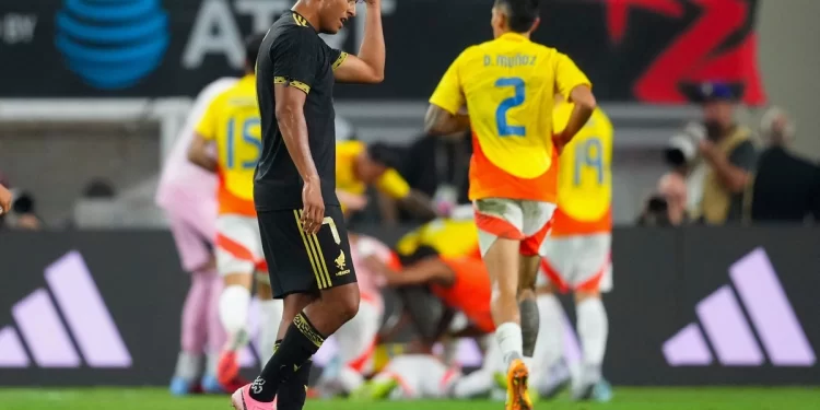 Jugador de México cabizbajo tras la goleada sufrida ante Colombia en el estadio de Dallas.