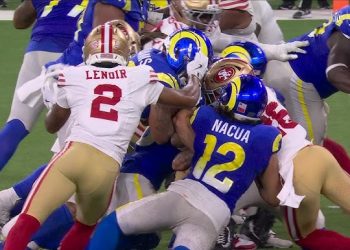 Jugadores de 49ers y Rams en una jugada de fuerza durante partido de NFL 2025.