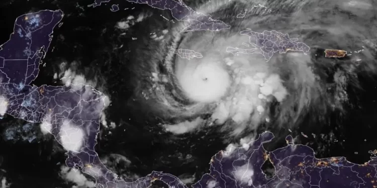 ‘Melissa’ se fortalece a categoría 4 y amenaza con fuertes lluvias y vientos en el Caribe