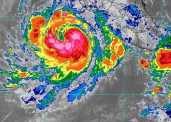 Imagen satelital del huracán Priscilla acercándose a las costas del Pacífico mexicano con alta intensidad.
