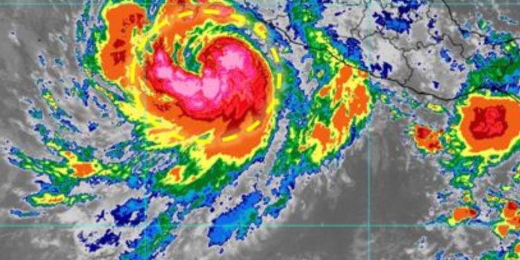 Imagen satelital del huracán Priscilla acercándose a las costas del Pacífico mexicano con alta intensidad.