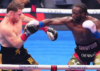 Terence Crawford conecta un golpe a Canelo Álvarez durante su pelea en Las Vegas por el título mundial de 2025.