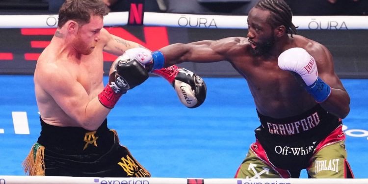 Terence Crawford conecta un golpe a Canelo Álvarez durante su pelea en Las Vegas por el título mundial de 2025.