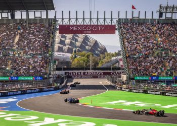 Gran bandera de México ondea sobre el Autódromo Hermanos Rodríguez durante el GP de México de Fórmula 1.