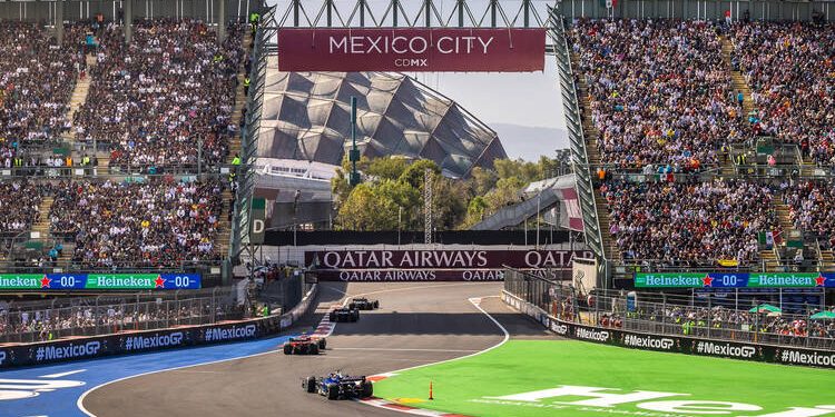 Gran bandera de México ondea sobre el Autódromo Hermanos Rodríguez durante el GP de México de Fórmula 1.