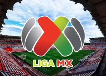 Jugadores del América y Toluca disputando balón en cierre de la Apertura 2025.