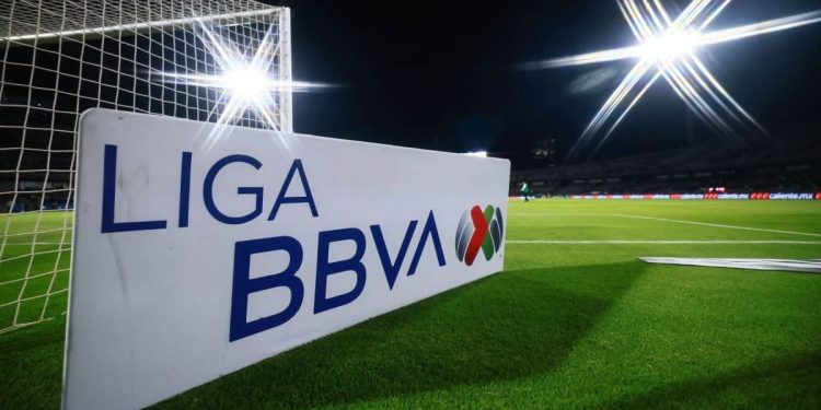 Imagen oficial de la Liga MX con logo BBVA en estadio iluminado durante jornada nocturna.