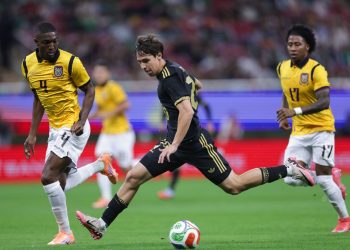 Jugador de México controla el balón ante la marca de defensores de Ecuador durante el partido amistoso disputado en Houston rumbo al Mundial 2026.