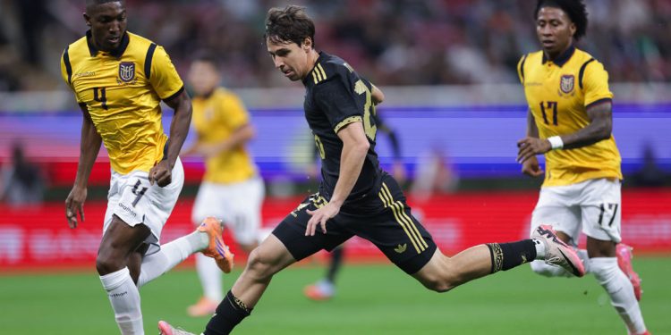 Jugador de México controla el balón ante la marca de defensores de Ecuador durante el partido amistoso disputado en Houston rumbo al Mundial 2026.