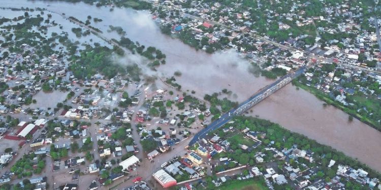 Vista aérea de Poza Rica completamente inundada tras el desbordamiento del río Cazones