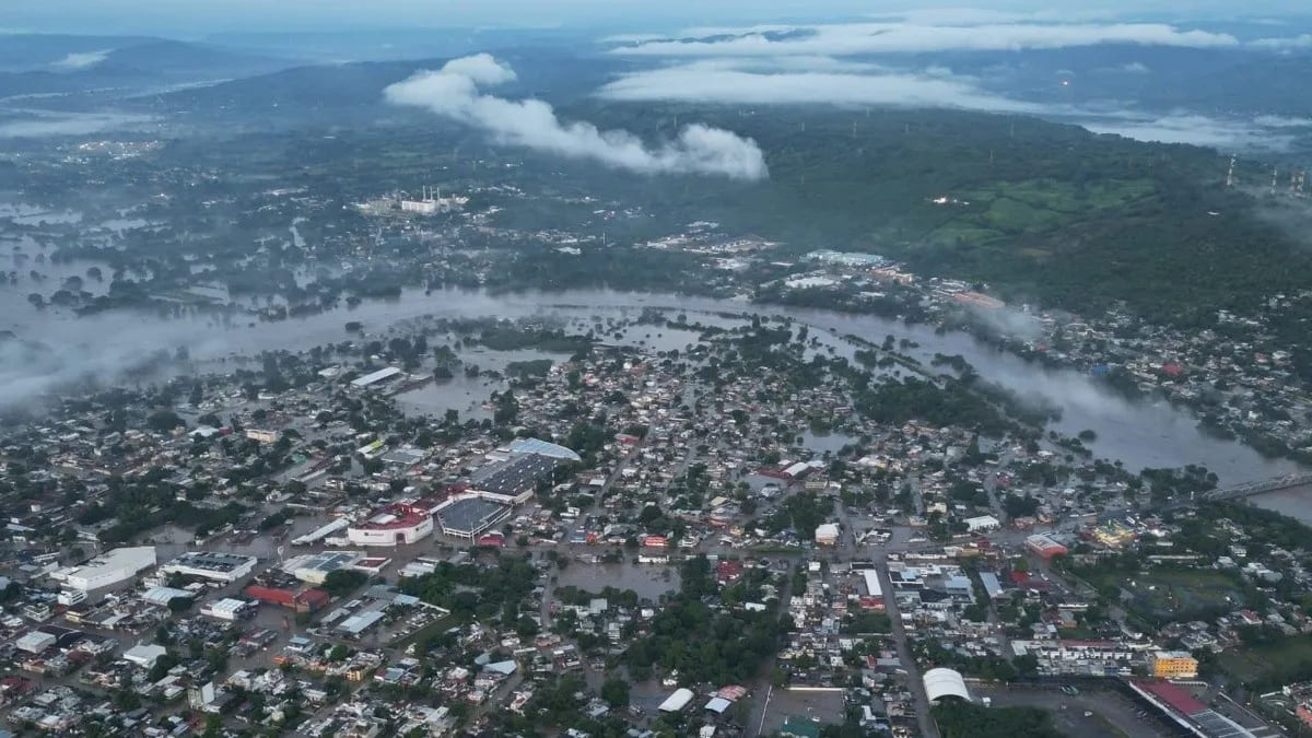 Calles y casas bajo el agua por el desbordamiento del río Cazones en Poza Rica